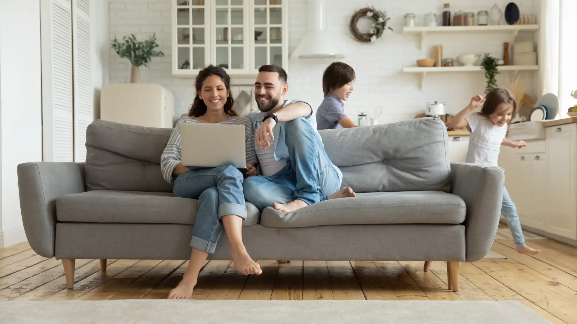 Happy couple cheering their successful new home purchase thanks to Prime Rate Mortgage ™